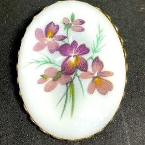 VTG PAINTED WHITE MILK GLASS BROOCH